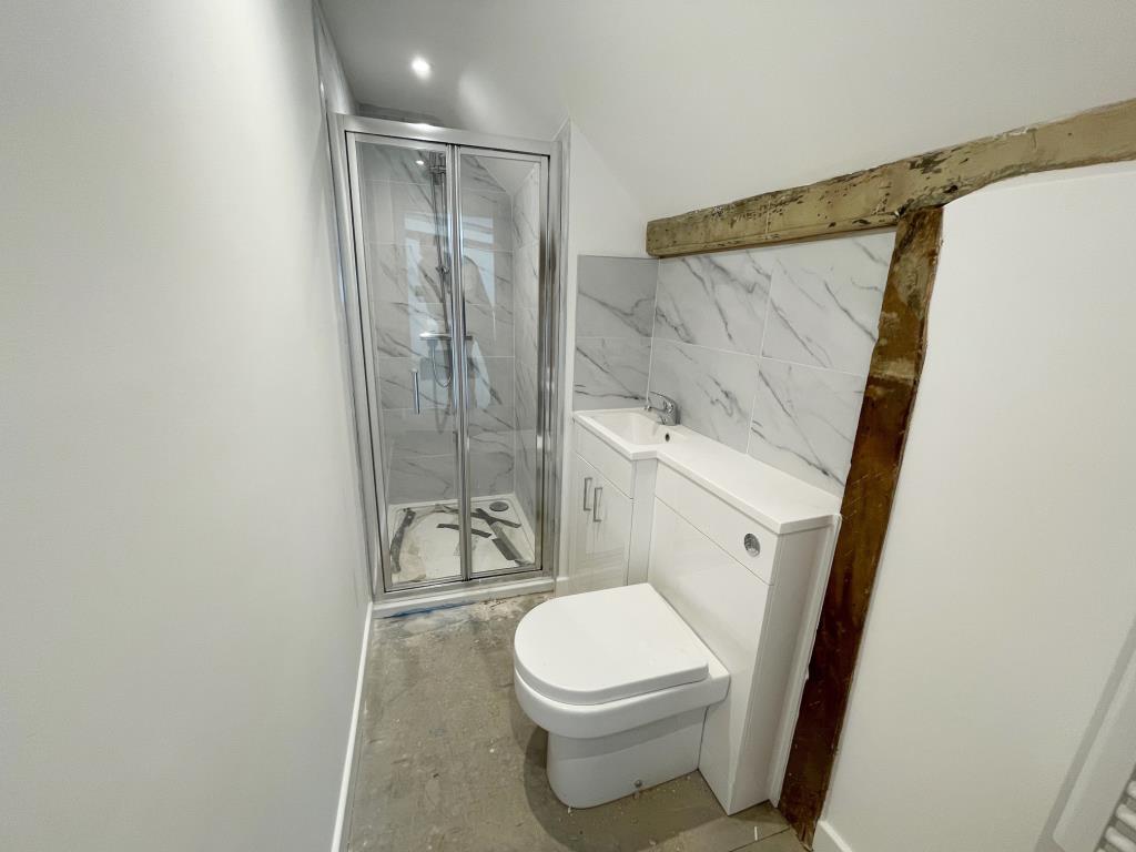 Lot: 161 - VACANT COMMERCIAL PREMISE WITH TWO FLATS ABOVE FOR COMPLETION - En-Suite Shower Room in Flat A on second floor